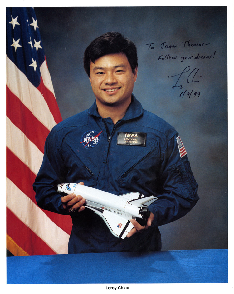 17 July 2019 Posted.
A signed photograph of NASA astronaut Leroy Chiao, June 9th, 1997, Courtesy of Roy Delbyck, Museum of Chinese in America (MOCA) Collection.
美国宇航局宇航员焦立中的签名照片，1997年6月9日，Roy Delbyck捐赠，美国华人博物馆（MOCA）馆藏