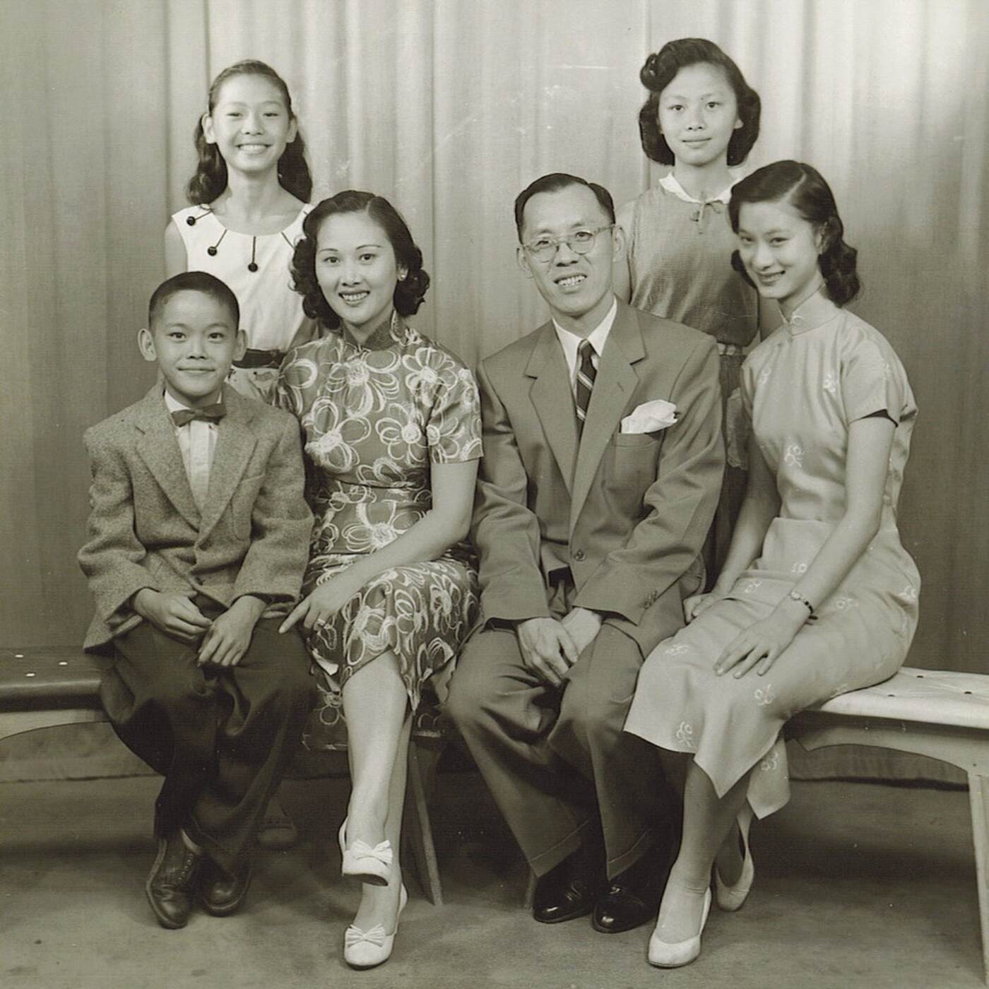 2024.010.016 Family portrait of Chi-Kai Hsu, Julia Chang Hsu, and their four kids. Courtesy of Fern Tse and Margaret Mow, Museum of Chinese in America (MOCA) Collection.